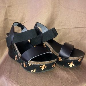 Corky’s fleur de lis wedges size 8 Black